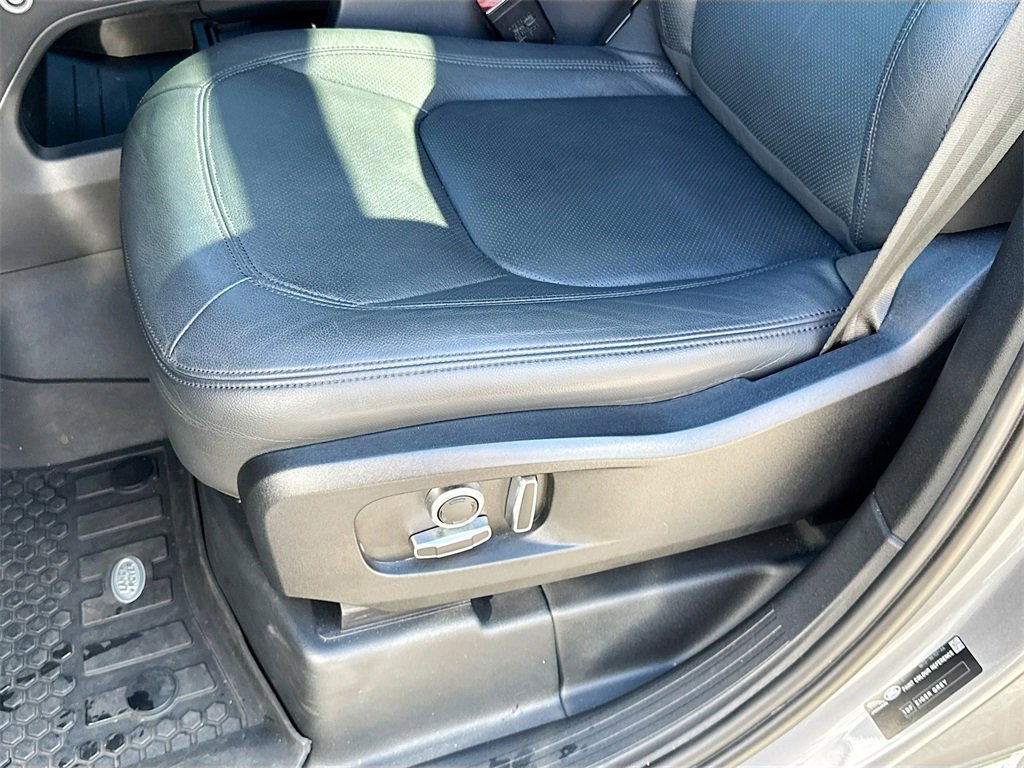 Used 2023 Land Rover Defender 130 SE image 21