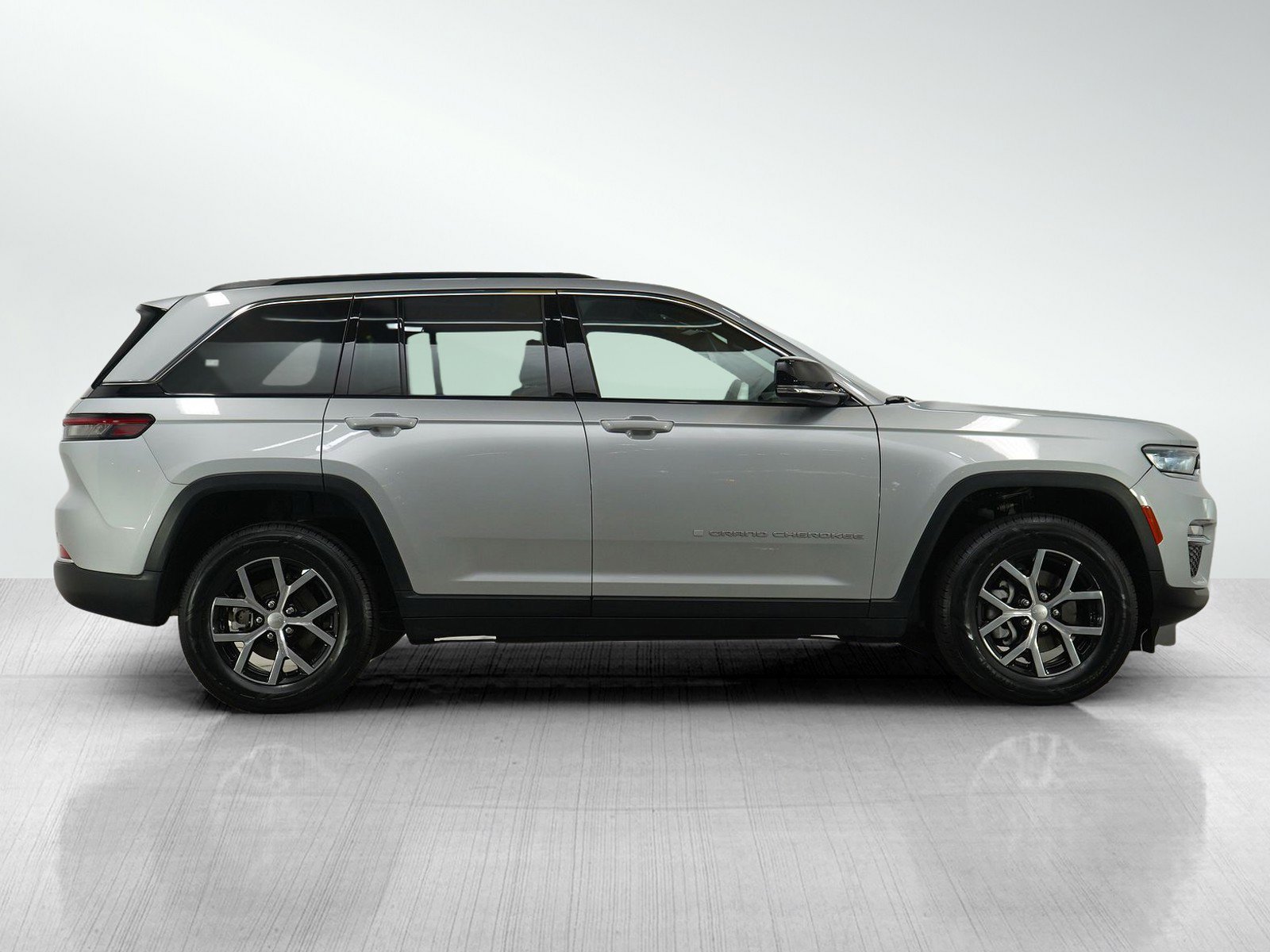 Used 2024 Jeep Grand Cherokee Limited image 6
