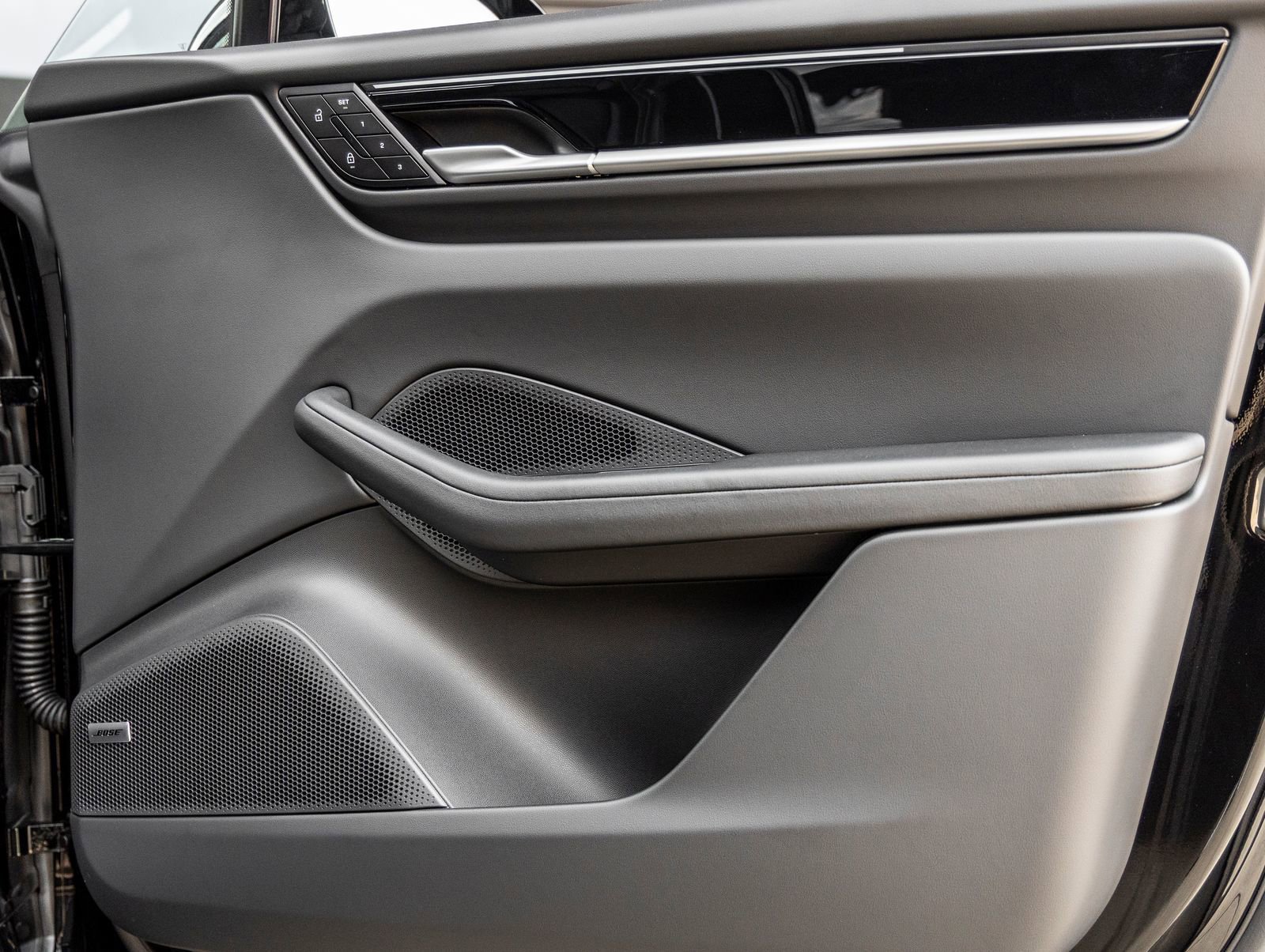 Certified 2025 Porsche Macan Electric image 37