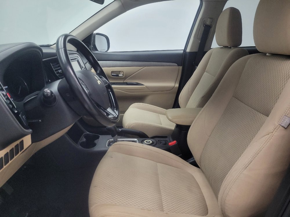 Used 2016 Mitsubishi Outlander SE image 17