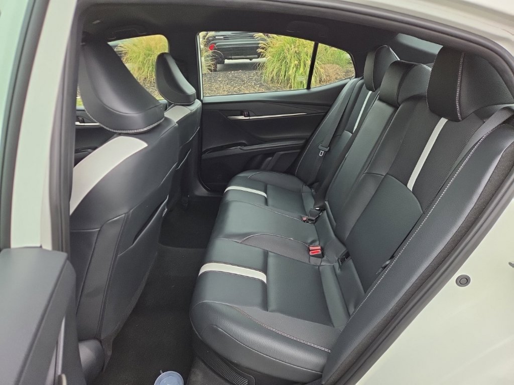 Used 2025 Toyota Camry SE FWD image 9