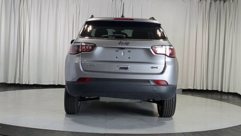 Used 2020 Jeep Compass Latitude w/ Cold Weather Group AWD/4WD image 9