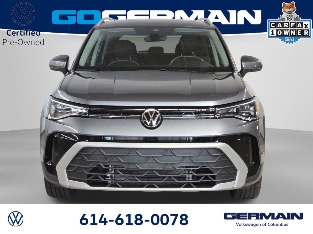 Used 2025 Volkswagen Taos SE w/ Panoramic Sunroof Package FWD image 2