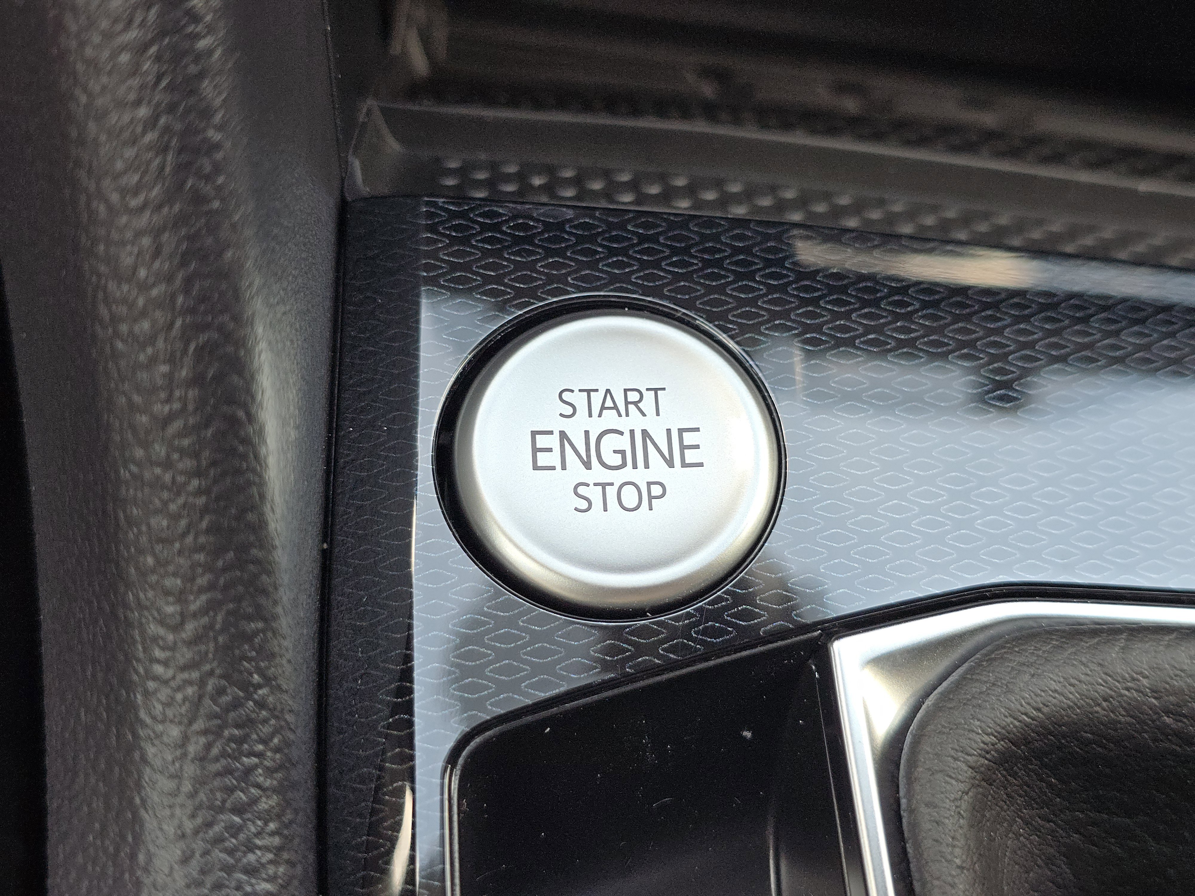 New 2025 Volkswagen Taos SE image 24