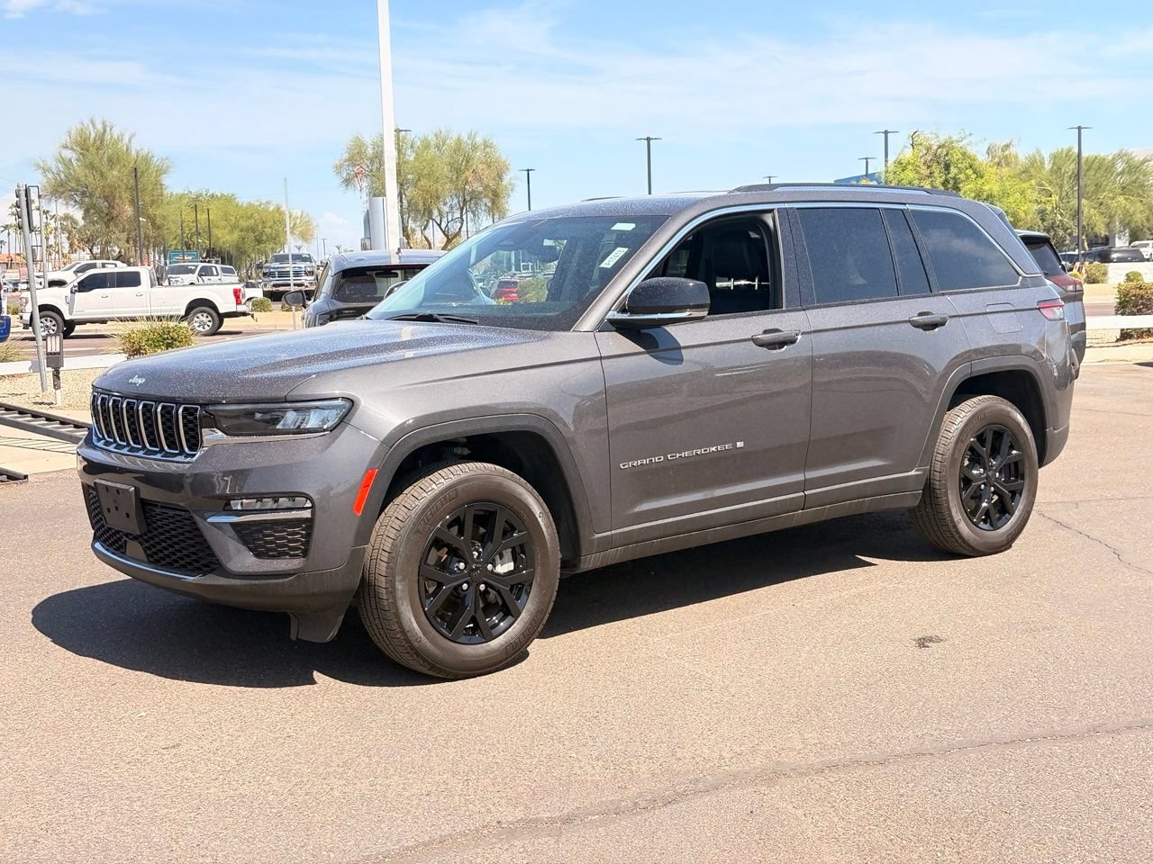 Used 2023 Jeep Grand Cherokee Limited AWD/4WD image 2