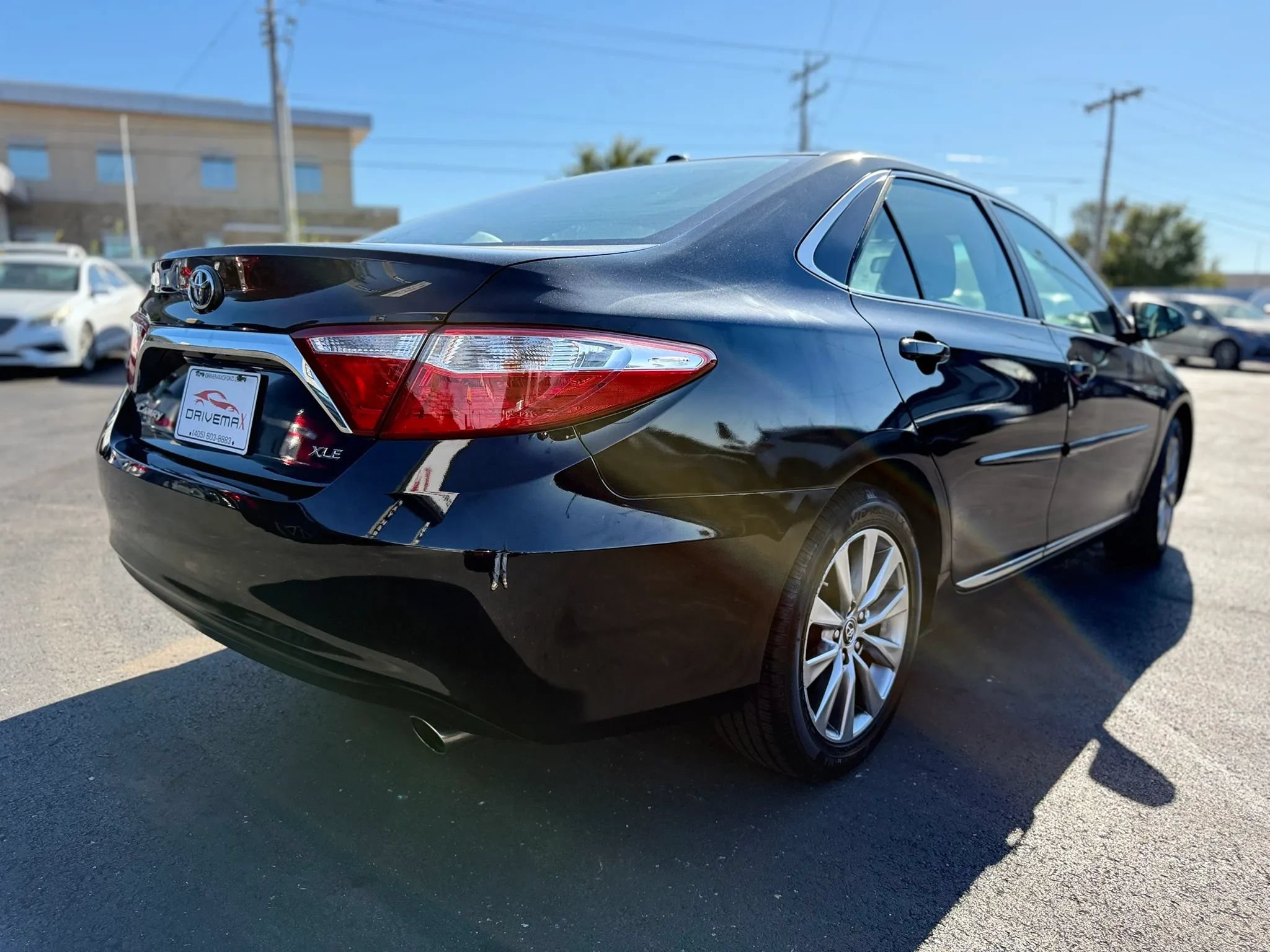 Used 2017 Toyota Camry XLE w/ Moonroof Package FWD image 3