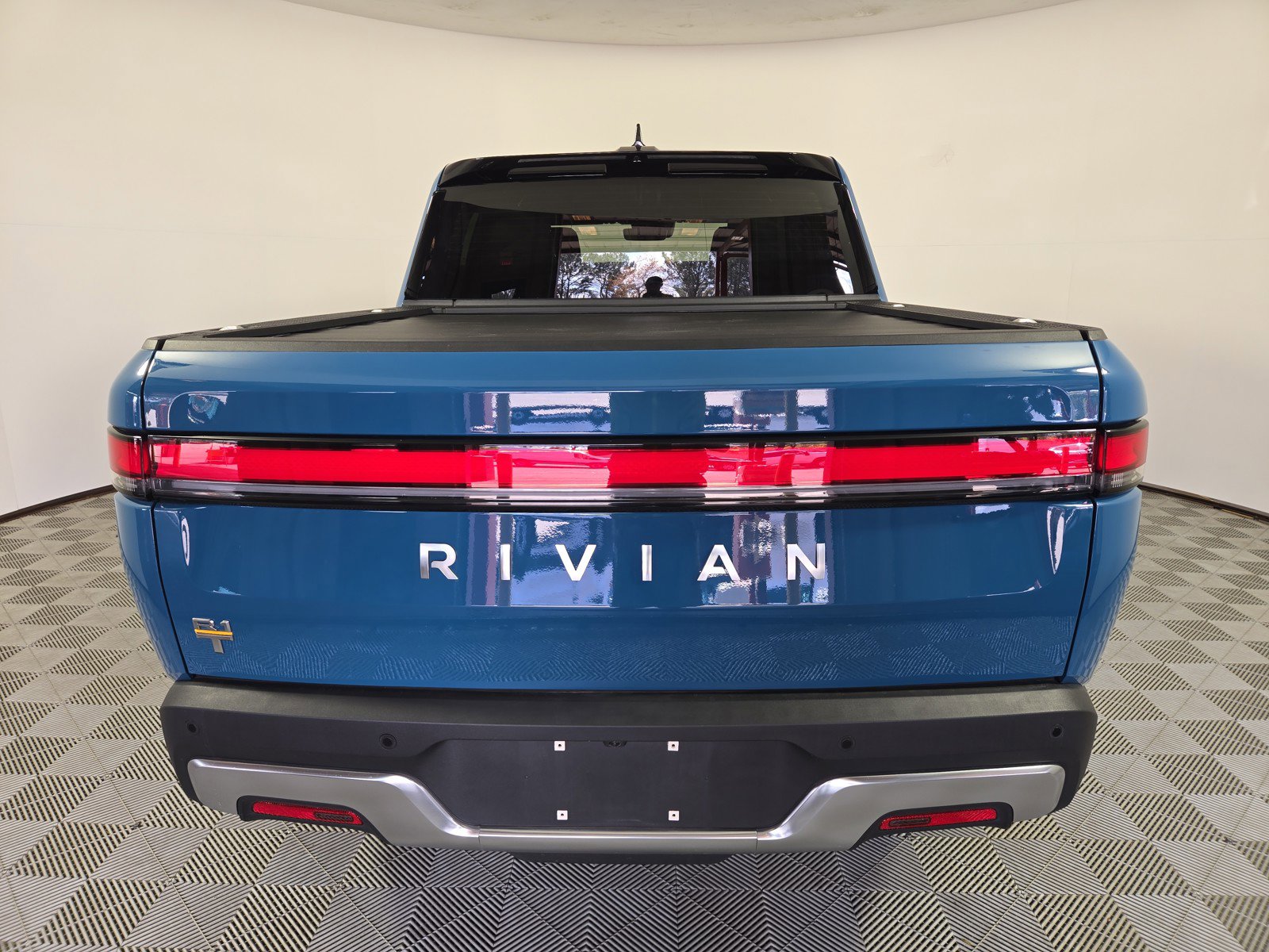 Used 2022 Rivian R1T Adventure image 4