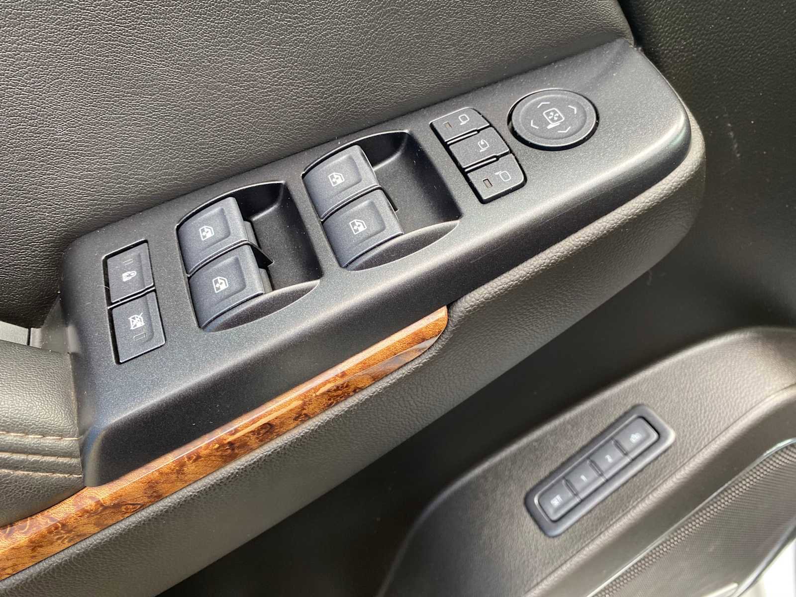 Used 2020 Chevrolet Suburban Premier w/ Premier Plus Edition image 17