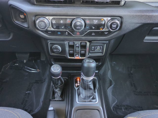 Used 2024 Jeep Wrangler Unlimited w/ Convenience Group AWD/4WD image 19
