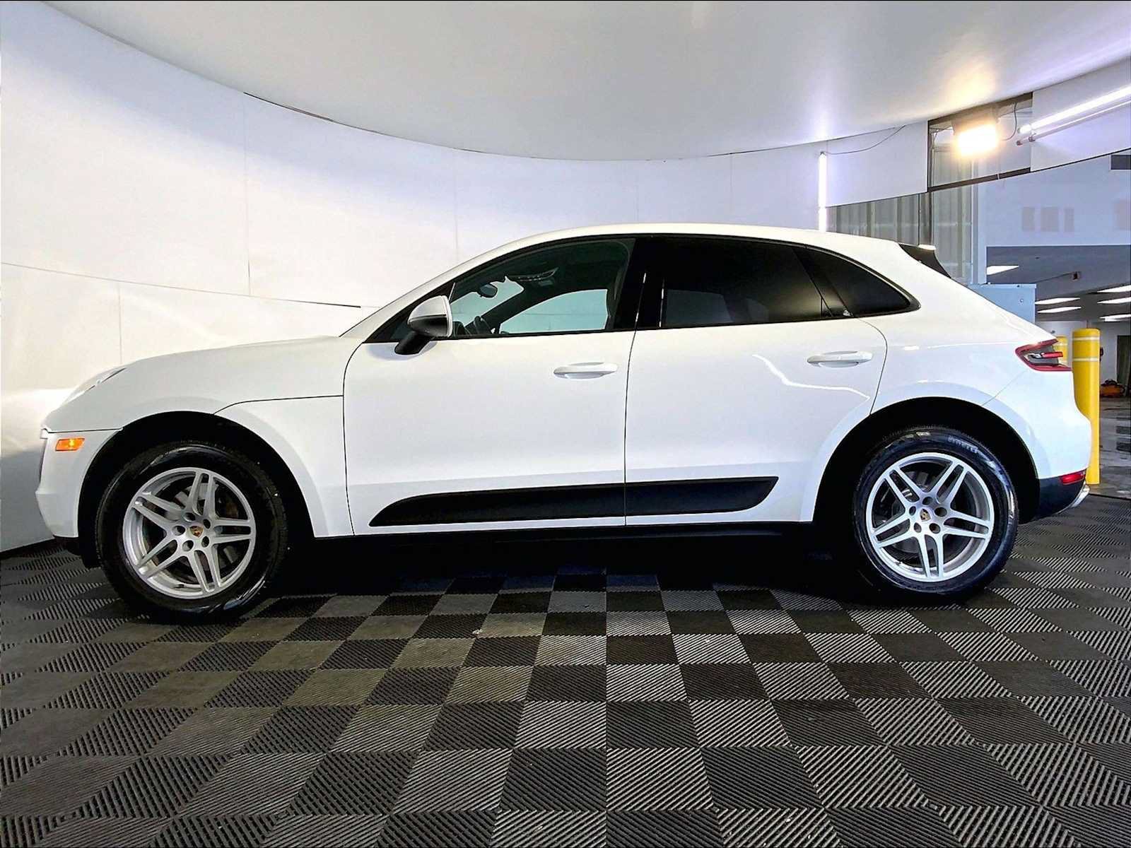 Certified 2018 Porsche Macan AWD/4WD image 2