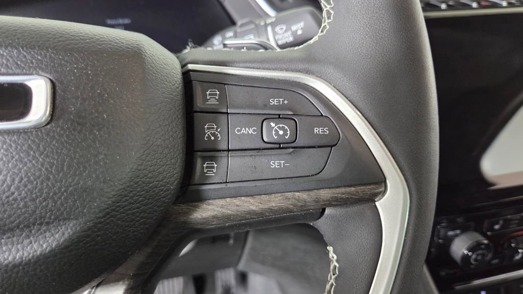 Used 2023 Jeep Grand Cherokee Limited w/ Black Appearance Package image 19