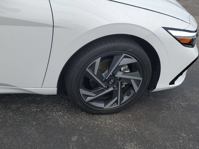 Used 2025 Hyundai Elantra Limited FWD image 6