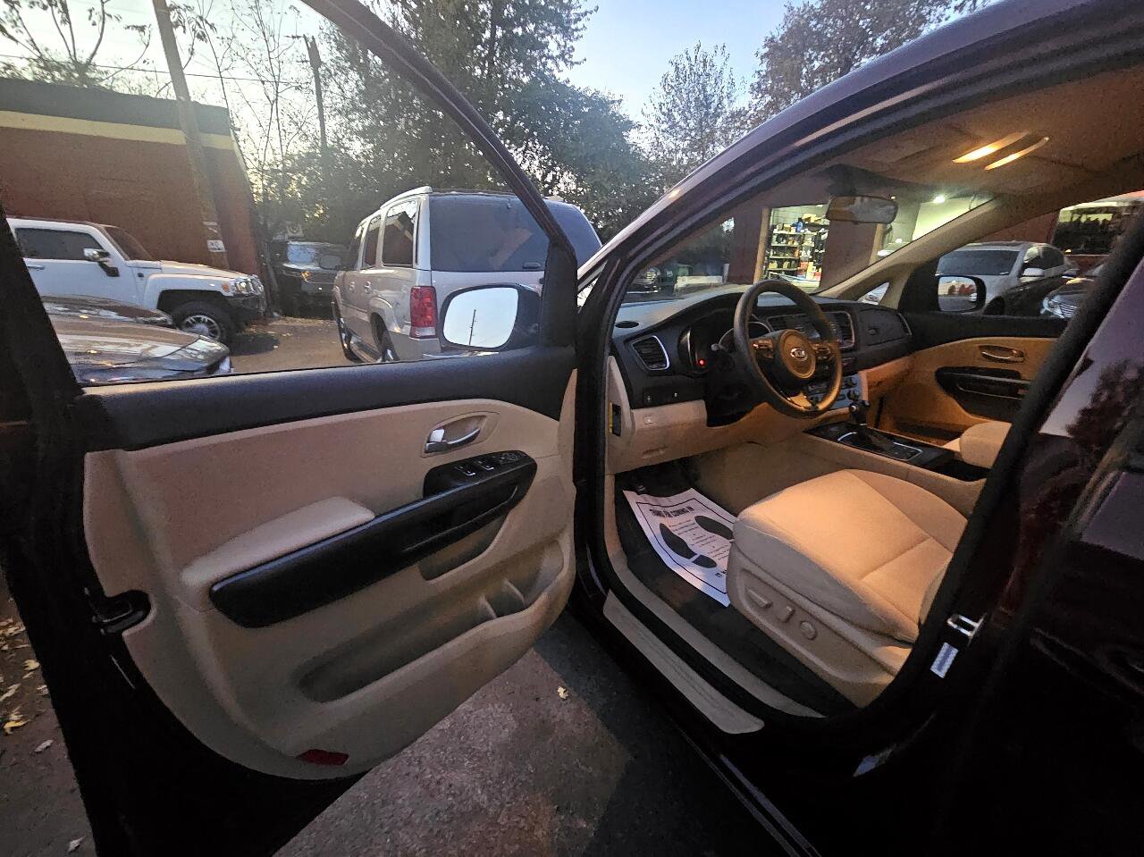 Used 2015 Kia Sedona LX w/ LX Convenience Package image 11