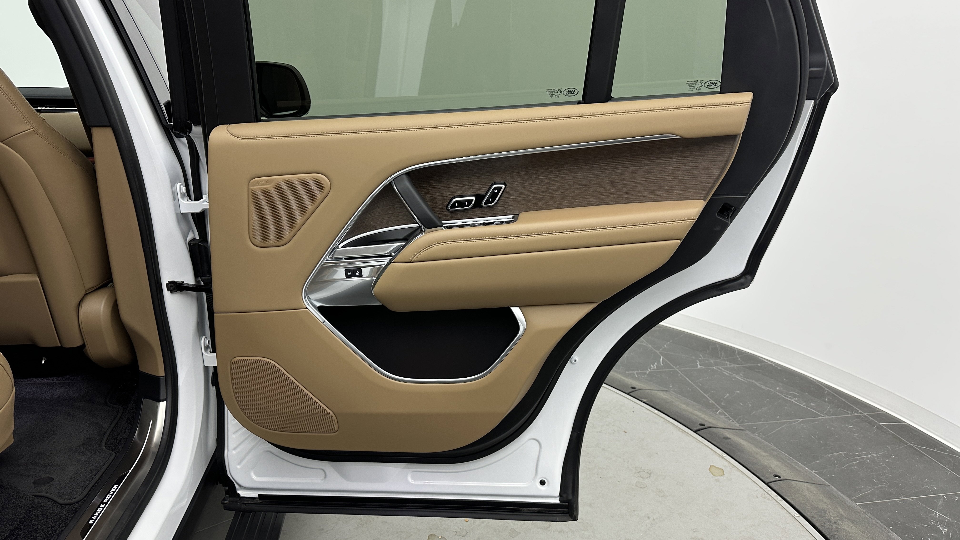 Used 2025 Land Rover Range Rover Long Wheelbase SE image 39