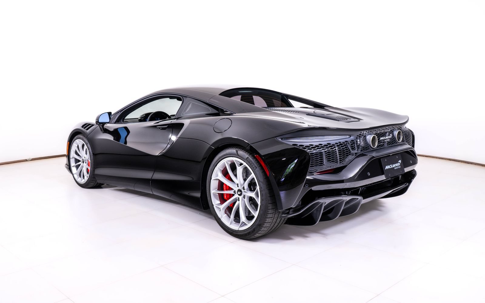 Used 2024 McLaren Artura RWD image 3