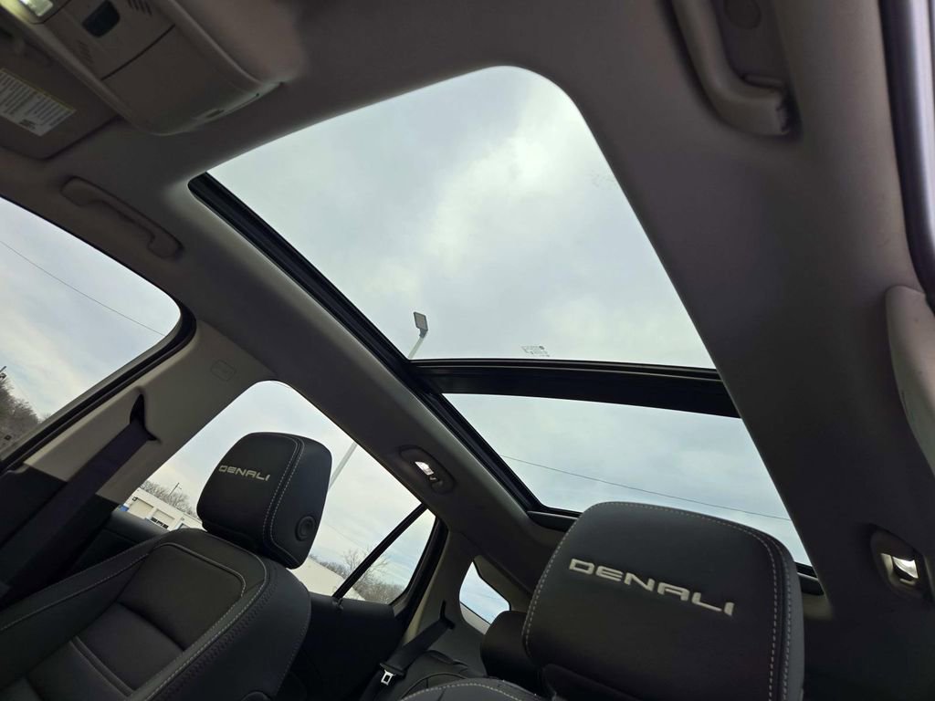 Used 2024 GMC Terrain Denali w/ Denali Premium Package image 9