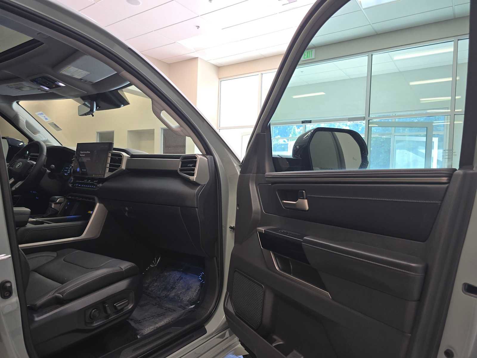 Used 2024 Toyota Tundra Limited AWD/4WD image 29