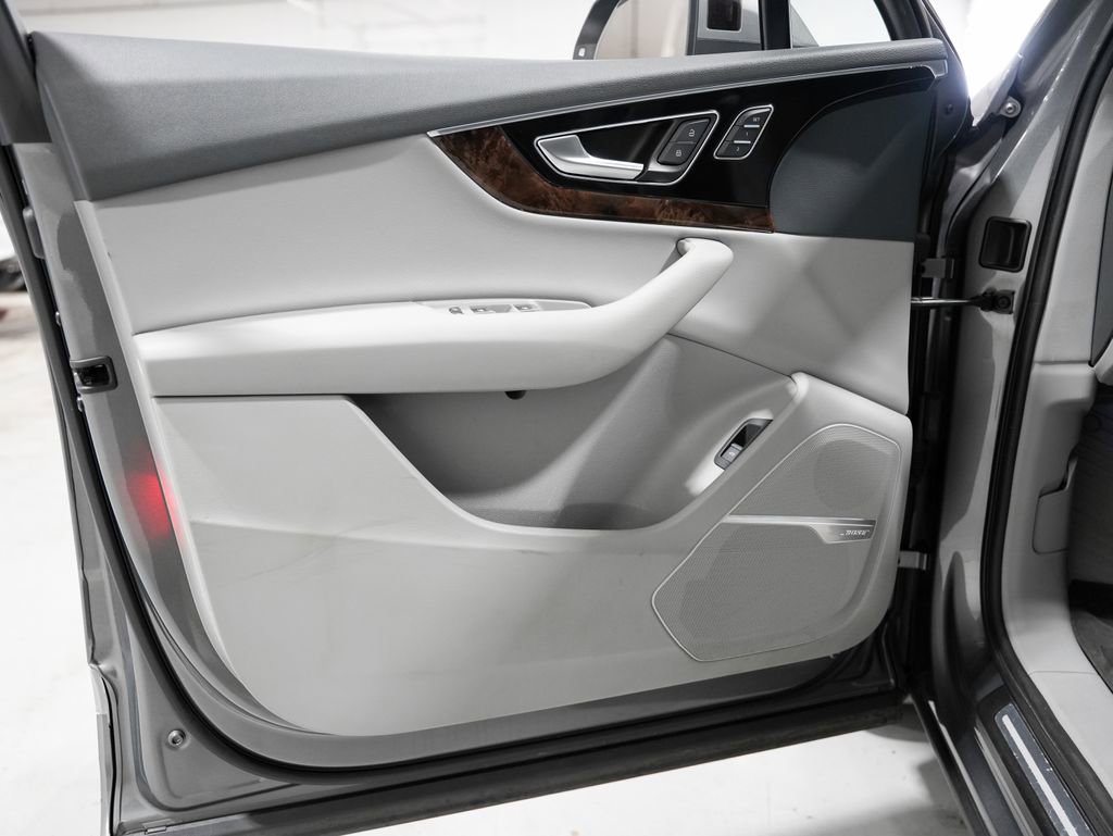 Used 2017 Audi Q7 3.0T Premium Plus w/ Premium Plus Package image 33