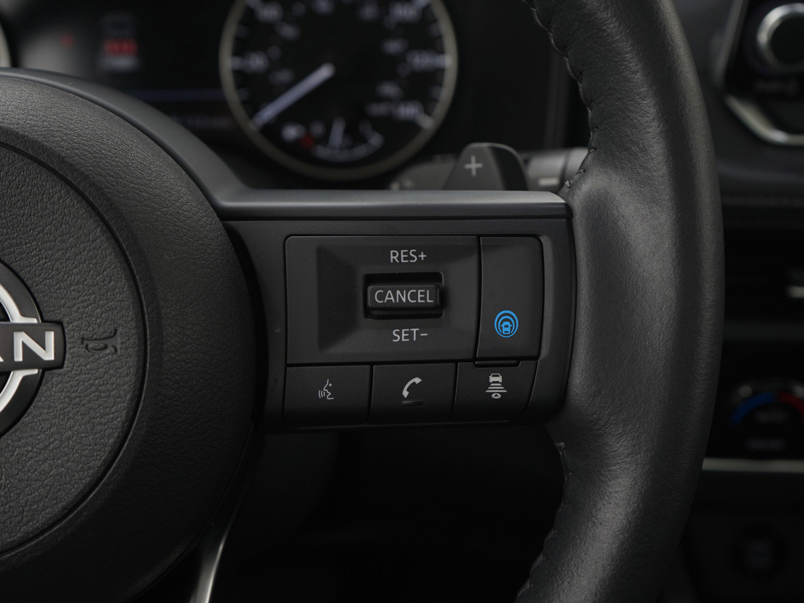 Used 2024 Nissan Rogue SV w/ SV Premium Package image 27