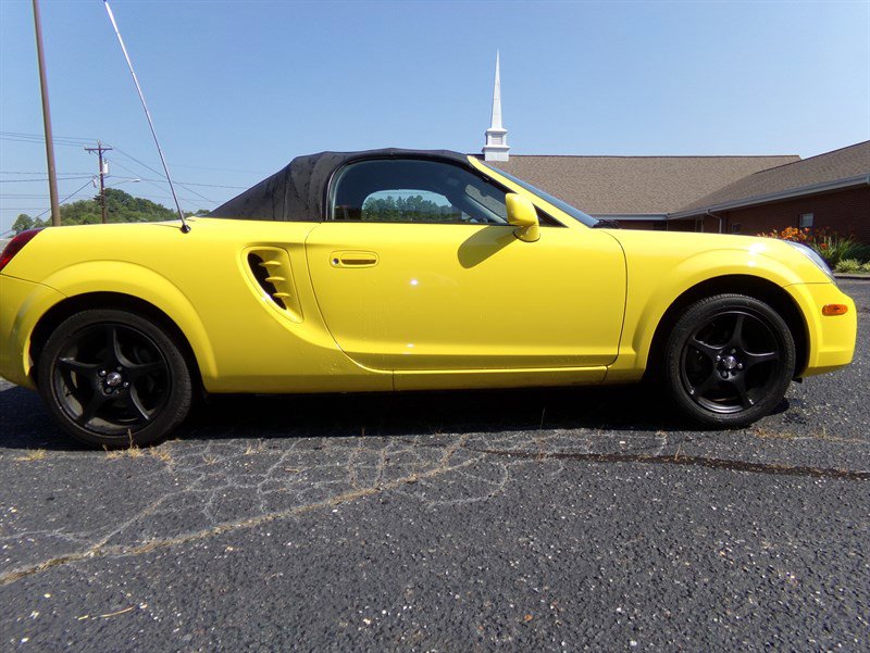 Used 2004 Toyota MR2 image 5