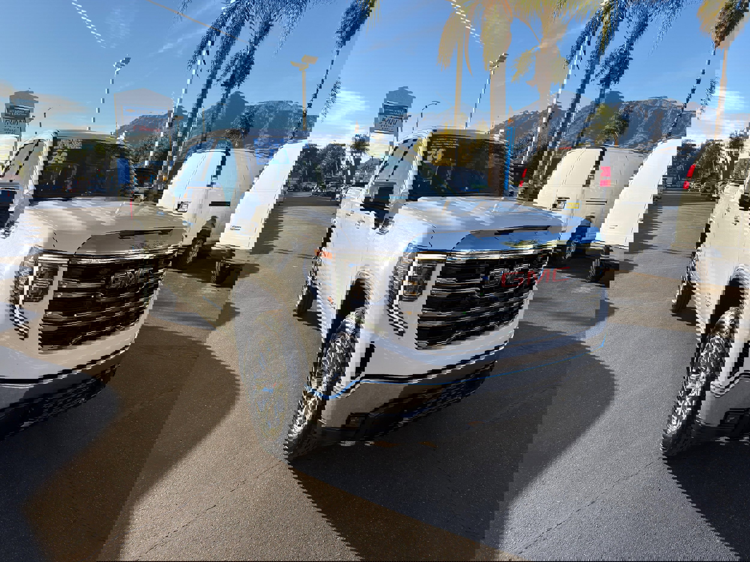 Used 2024 GMC Sierra 1500 SLT image 2