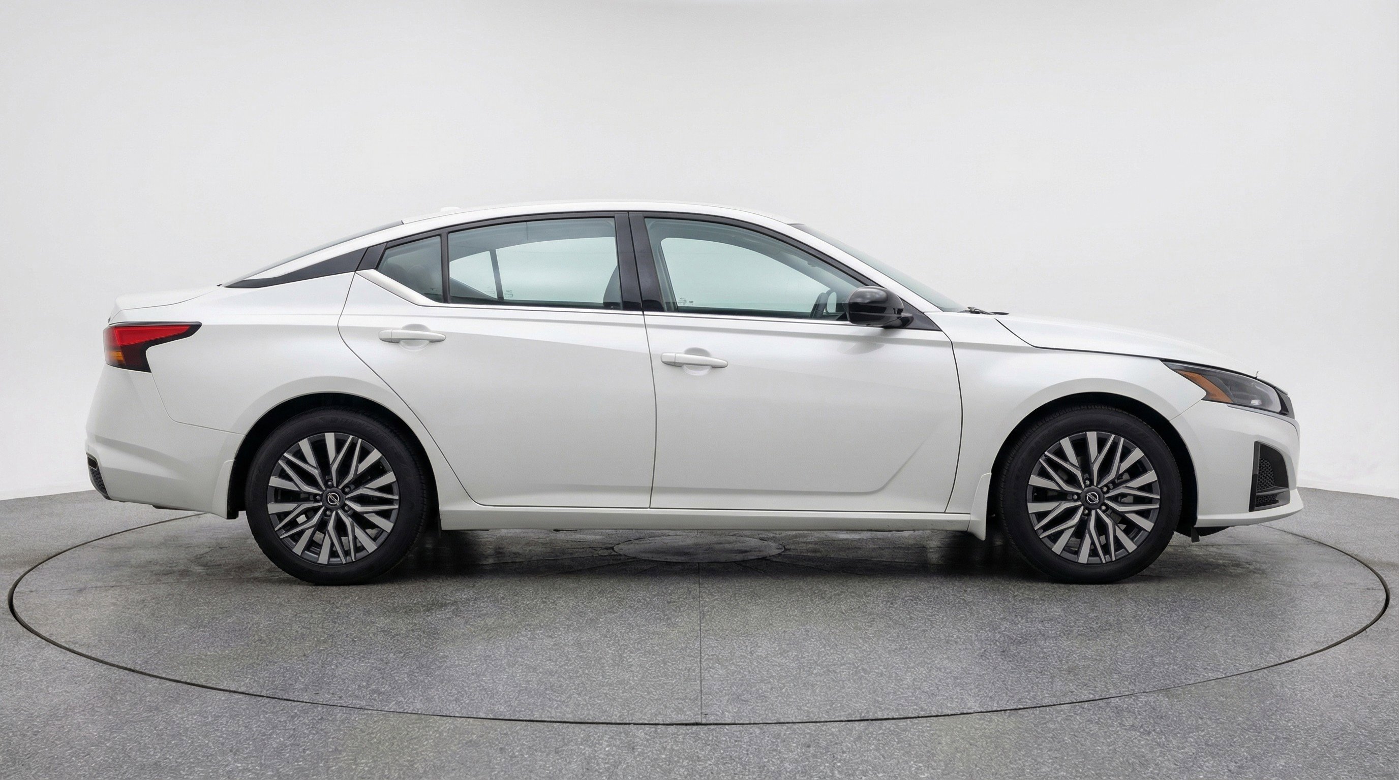 Used 2025 Nissan Altima 2.5 SV image 11