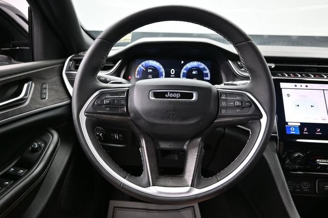 Used 2025 Jeep Grand Cherokee Limited w/ Black Appearance Package AWD/4WD image 27