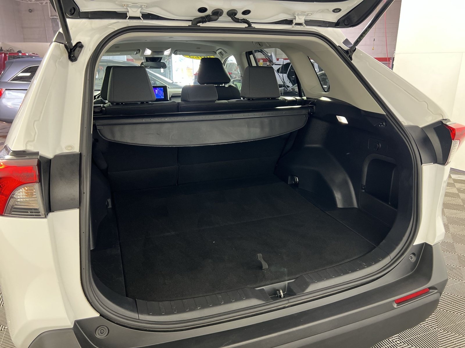 Used 2025 Toyota RAV4 XLE AWD/4WD image 27