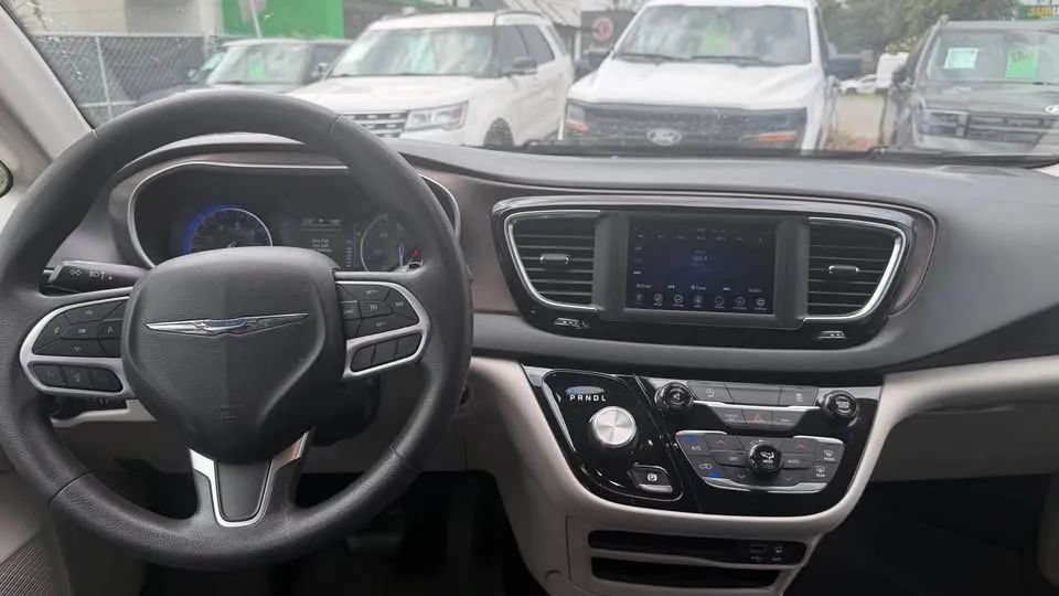 Used 2020 Chrysler Voyager Lxi FWD image 8
