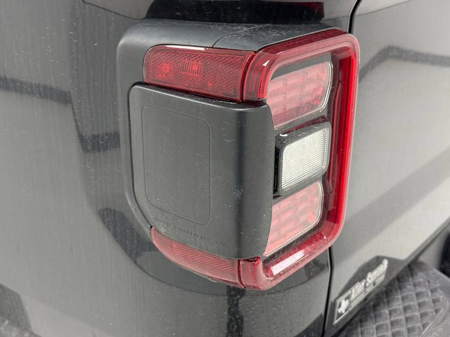 Used 2025 Jeep Gladiator Mojave w/ Convenience Group image 9