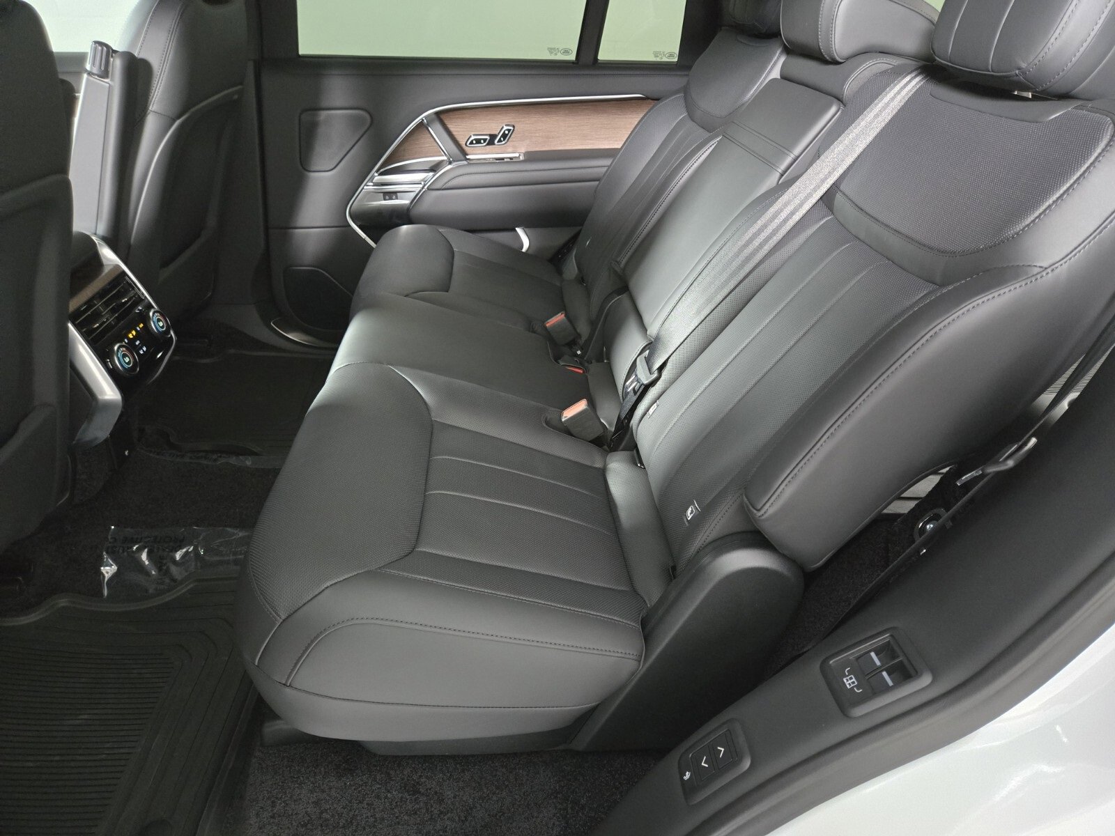 New 2025 Land Rover Range Rover Long Wheelbase SE image 5