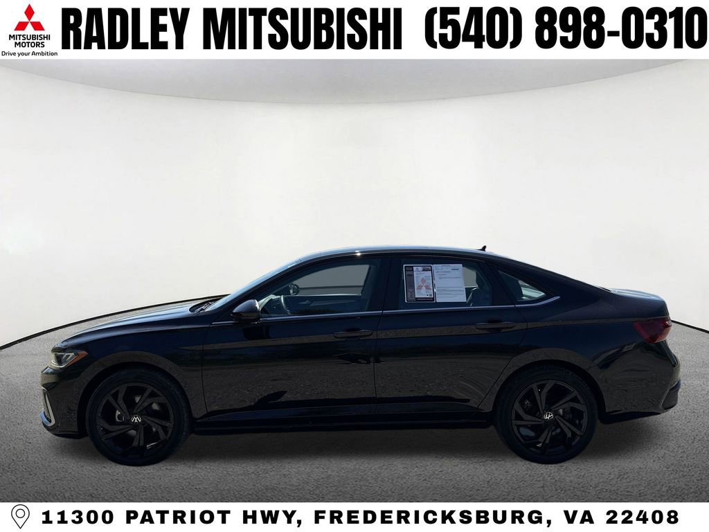Used 2025 Volkswagen Jetta SE w/ Sunroof Package image 16