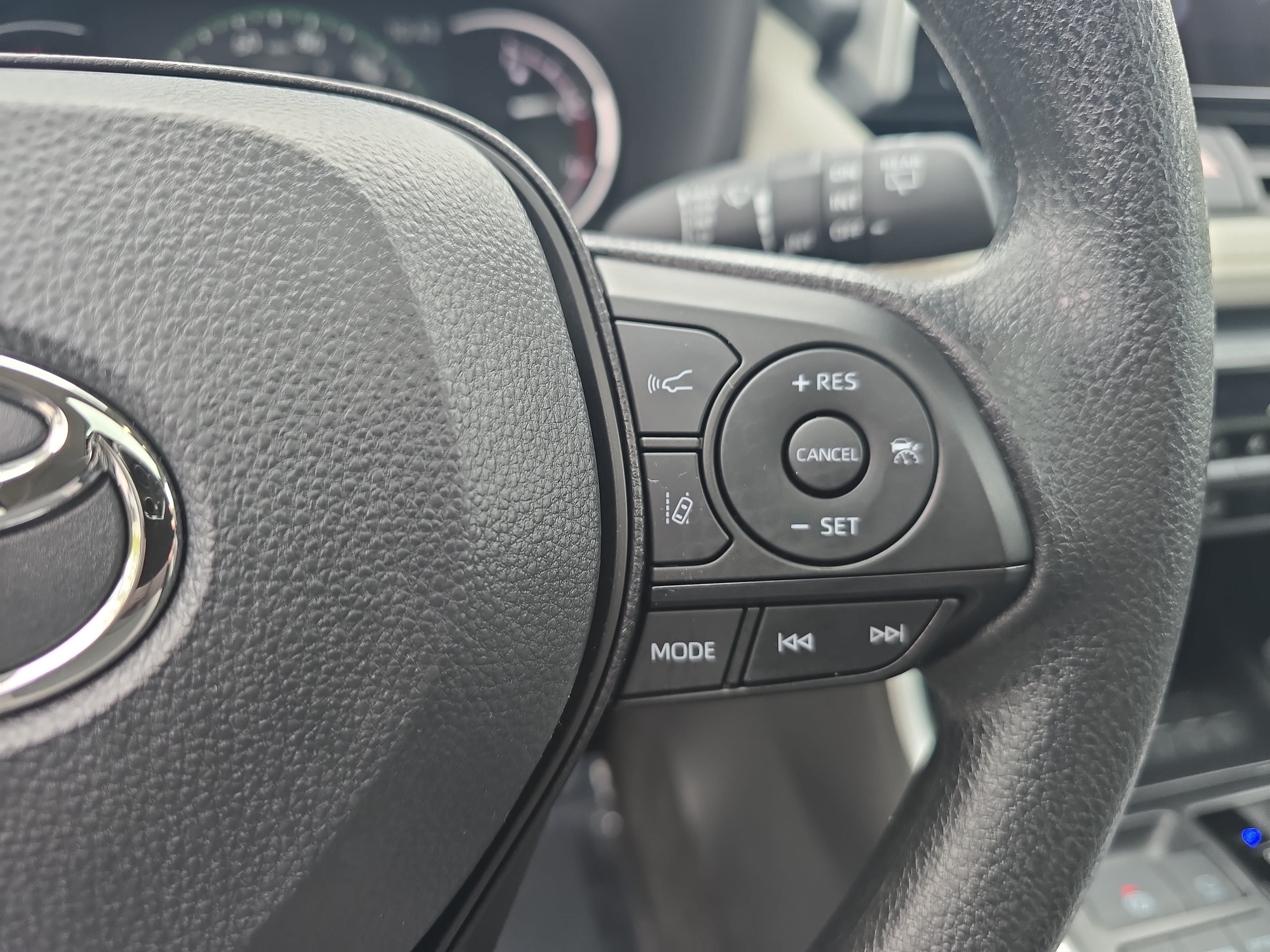 Used 2025 Toyota RAV4 XLE w/ Convenience Package FWD image 18
