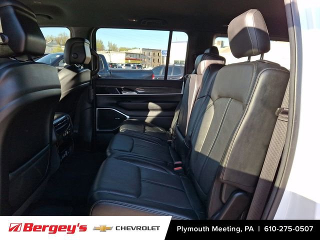 Used 2022 Jeep Wagoneer Series III AWD/4WD image 13