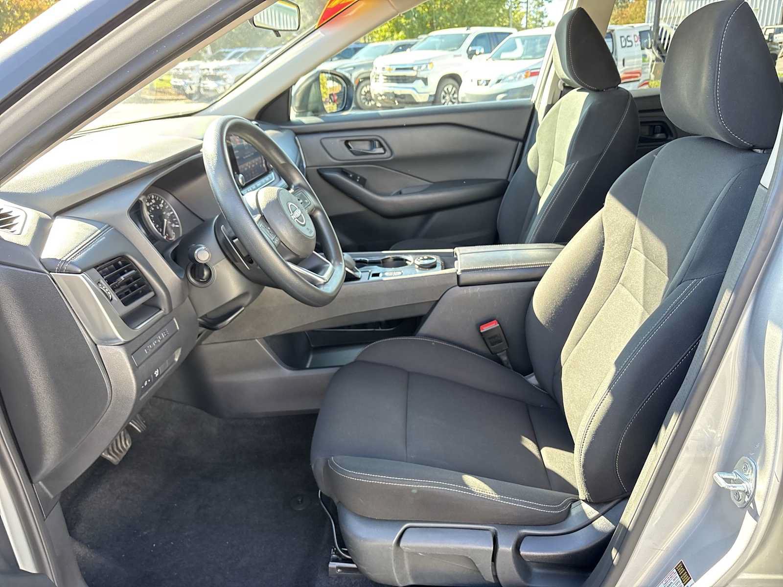 Used 2024 Nissan Rogue S AWD/4WD image 18