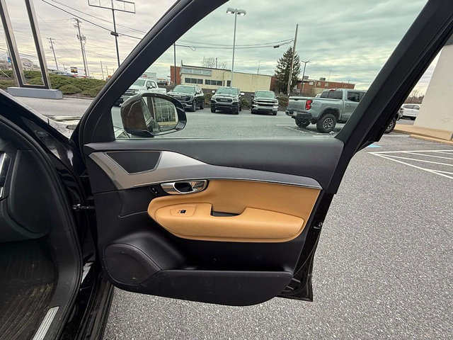 Used 2017 Volvo XC90 T6 Momentum w/ Vision Package image 18