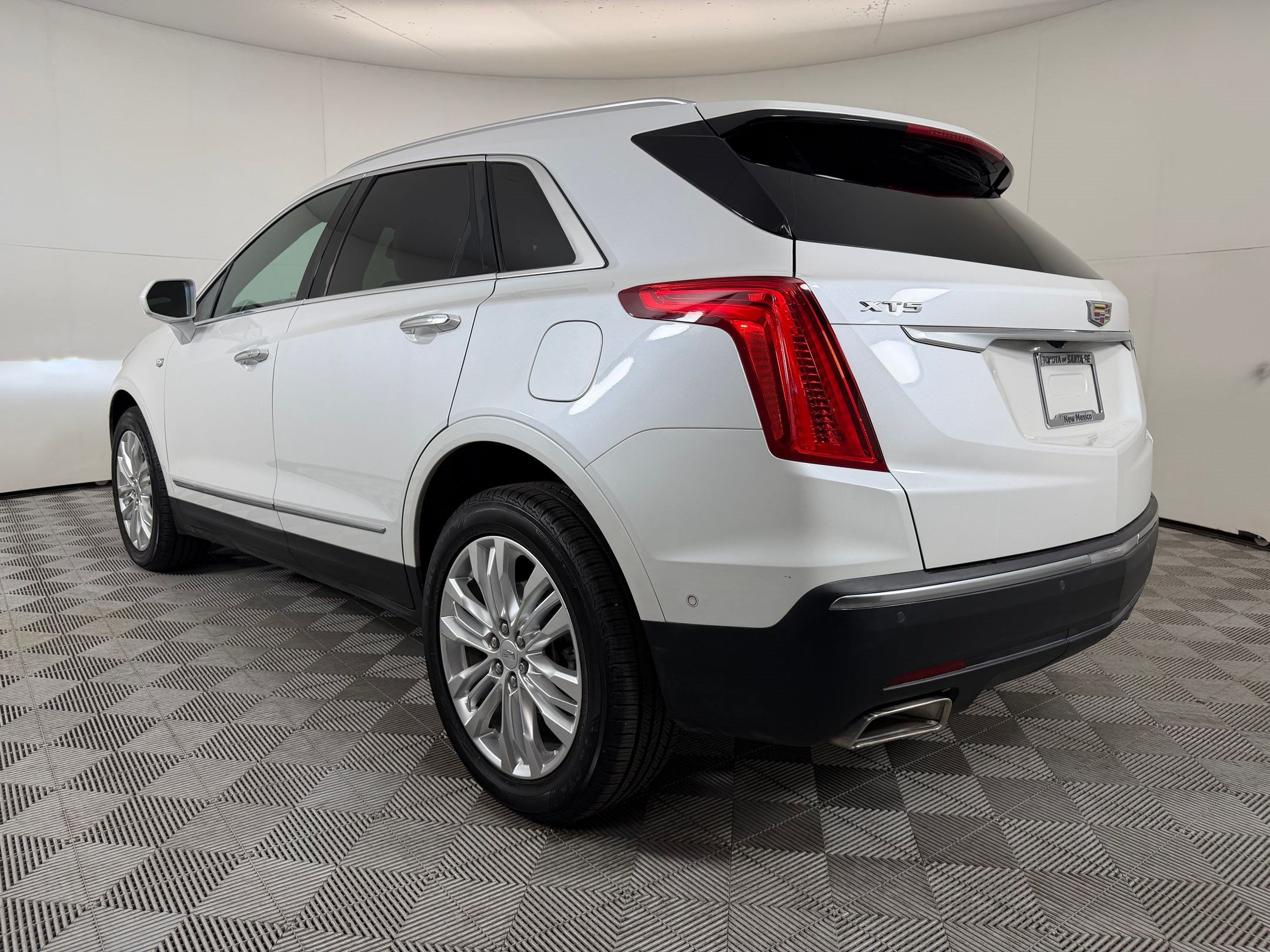 Used 2017 Cadillac XT5 Premium Luxury w/ Driver Assist Package FWD image 3