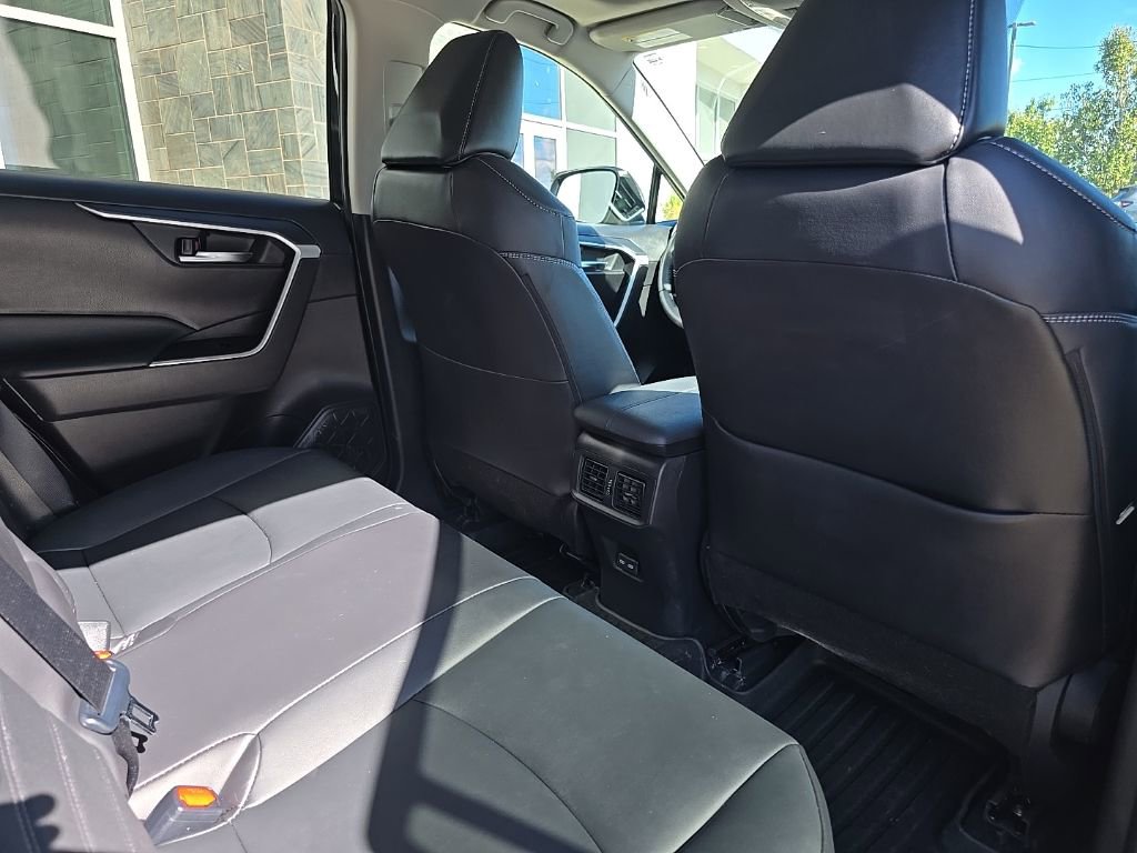 Used 2022 Toyota RAV4 XLE Premium image 37