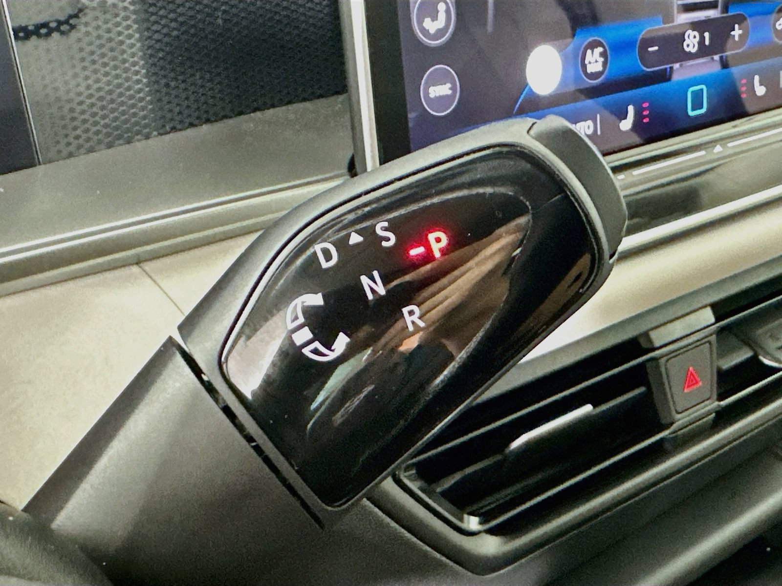Certified 2025 Volkswagen Tiguan SE AWD/4WD image 27