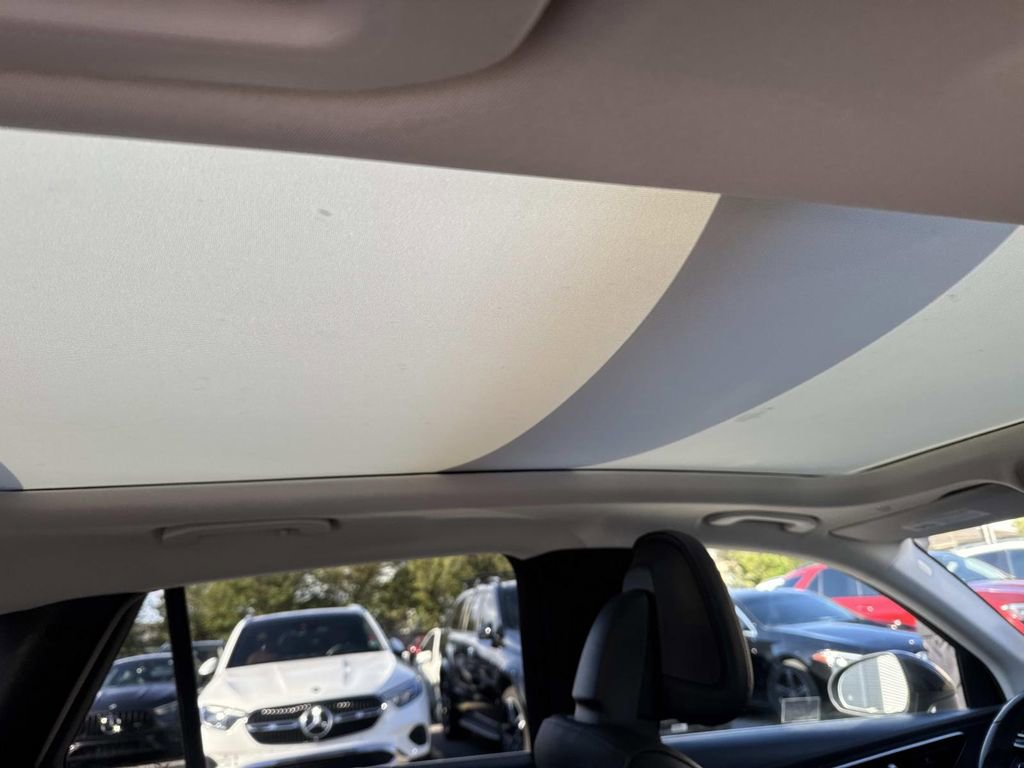 Used 2023 Mercedes-Benz GLC 300 image 10