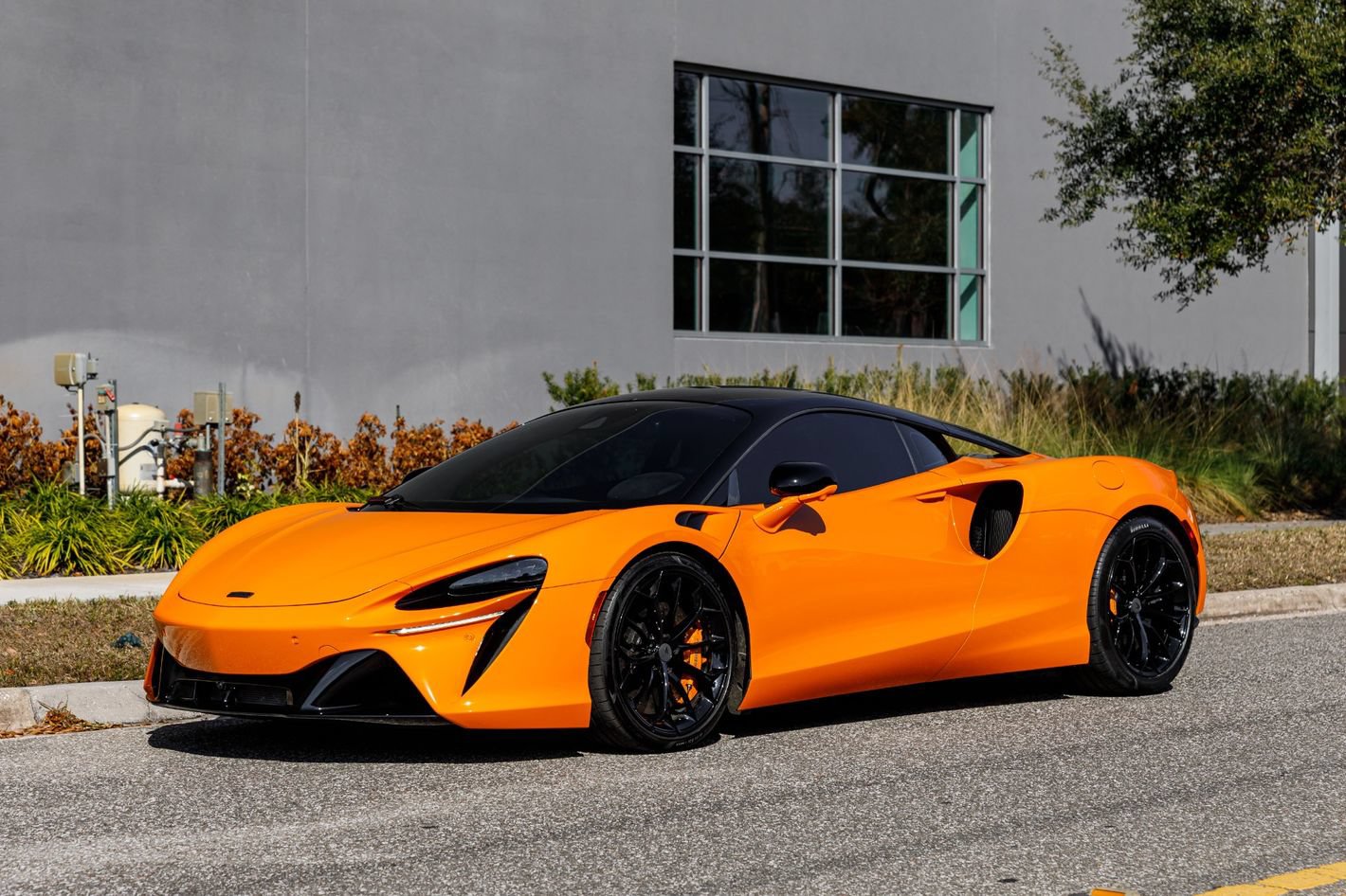 Used 2025 McLaren Artura RWD image 19