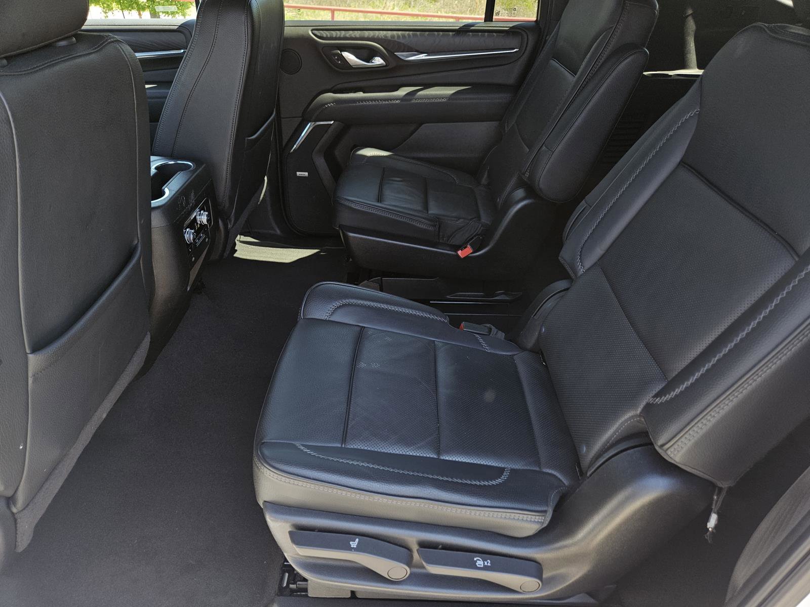 Used 2024 GMC Yukon XL Denali AWD/4WD image 32