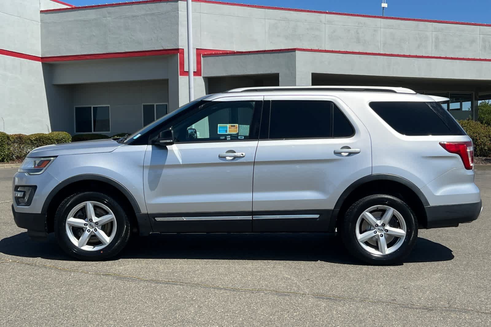 Used 2016 Ford Explorer XLT w/ Equipment Group 202A AWD/4WD image 9
