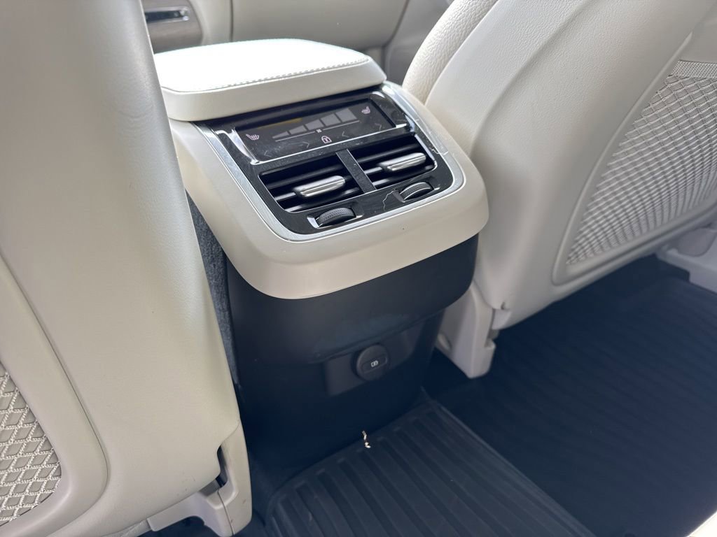 Used 2024 Volvo XC90 B5 Plus image 17