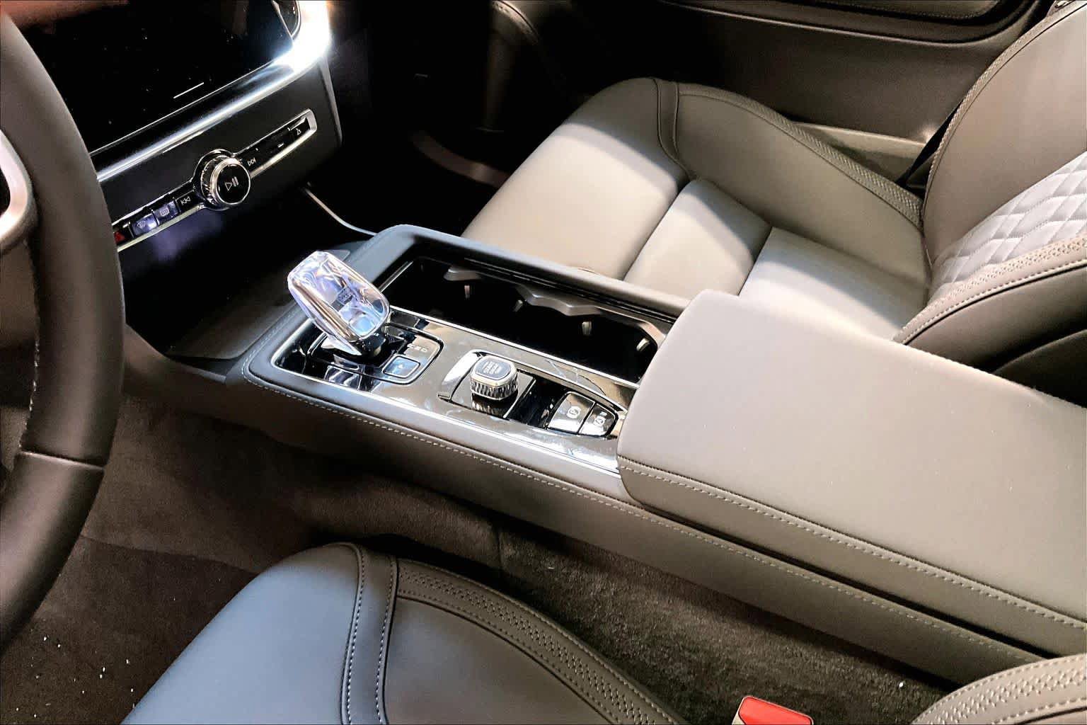 New 2026 Volvo XC90 B5 Plus w/ Protection Package Premier AWD/4WD image 10