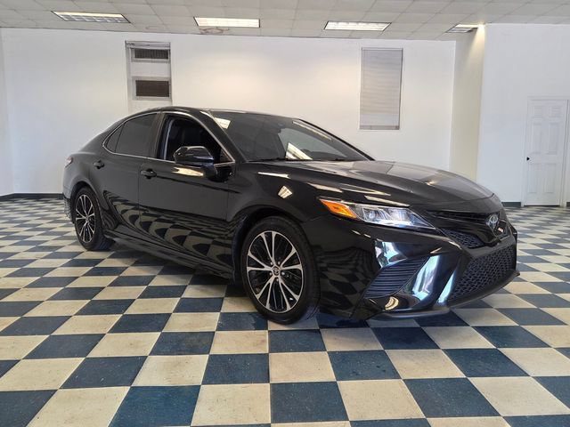 Used 2020 Toyota Camry SE FWD image 1