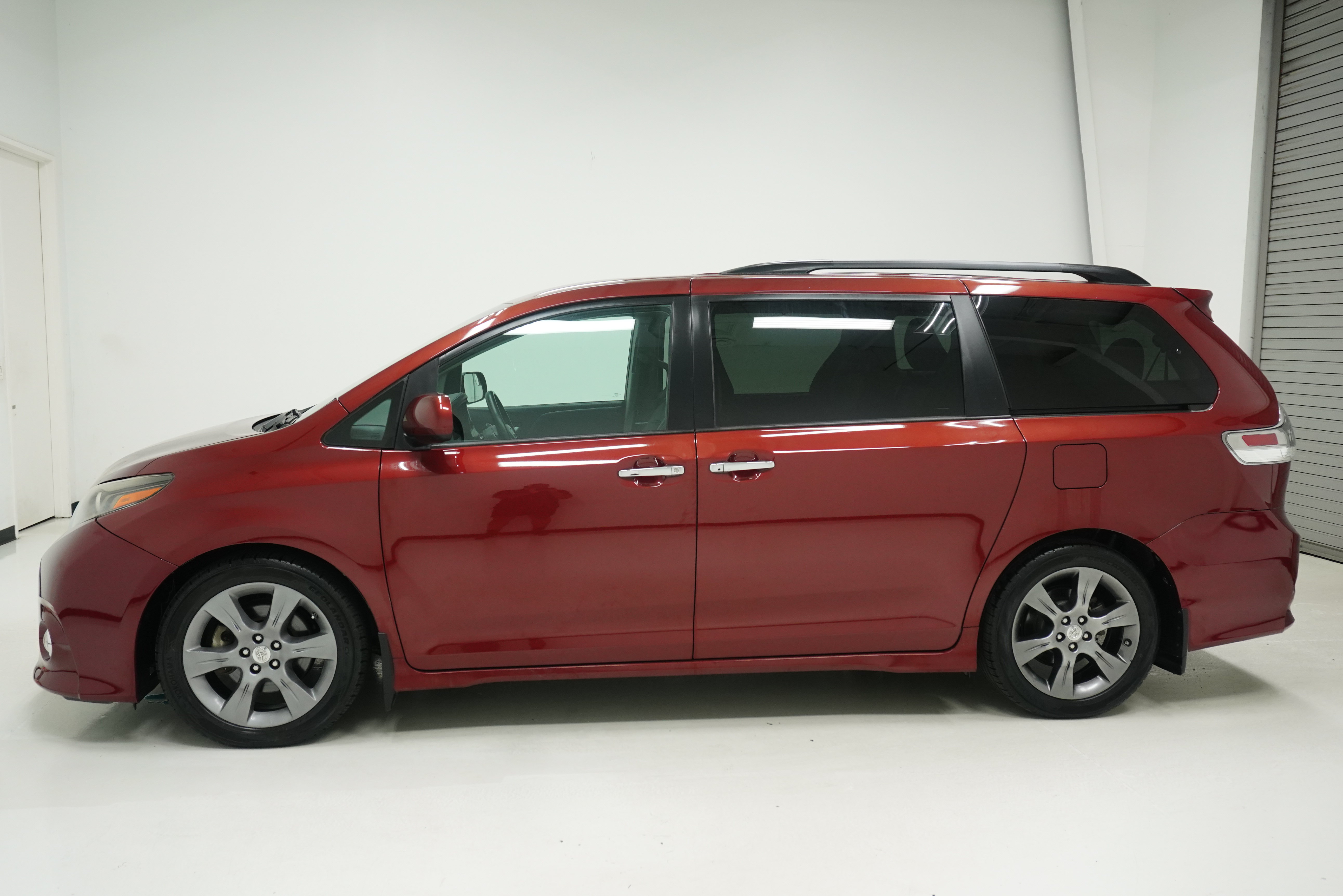 Used 2016 Toyota Sienna SE FWD image 7