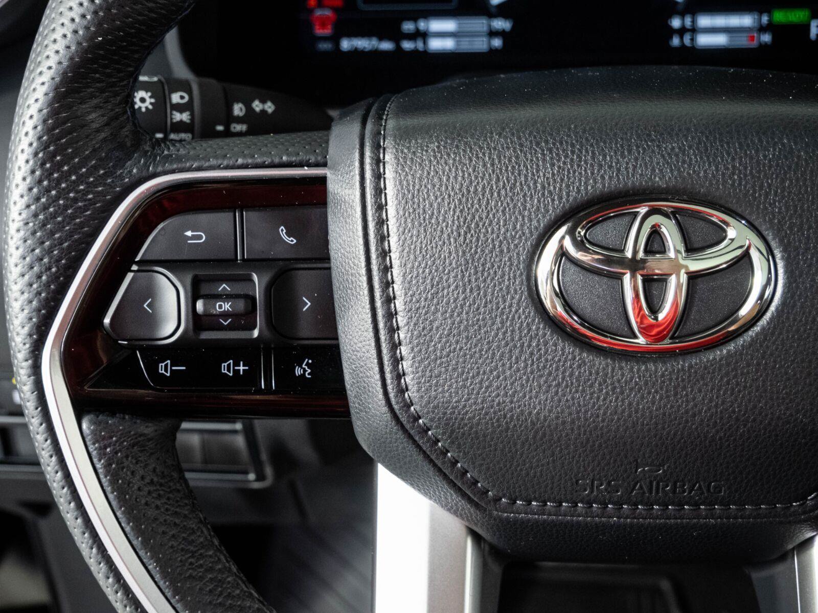 Used 2023 Toyota Sequoia Platinum AWD/4WD image 9