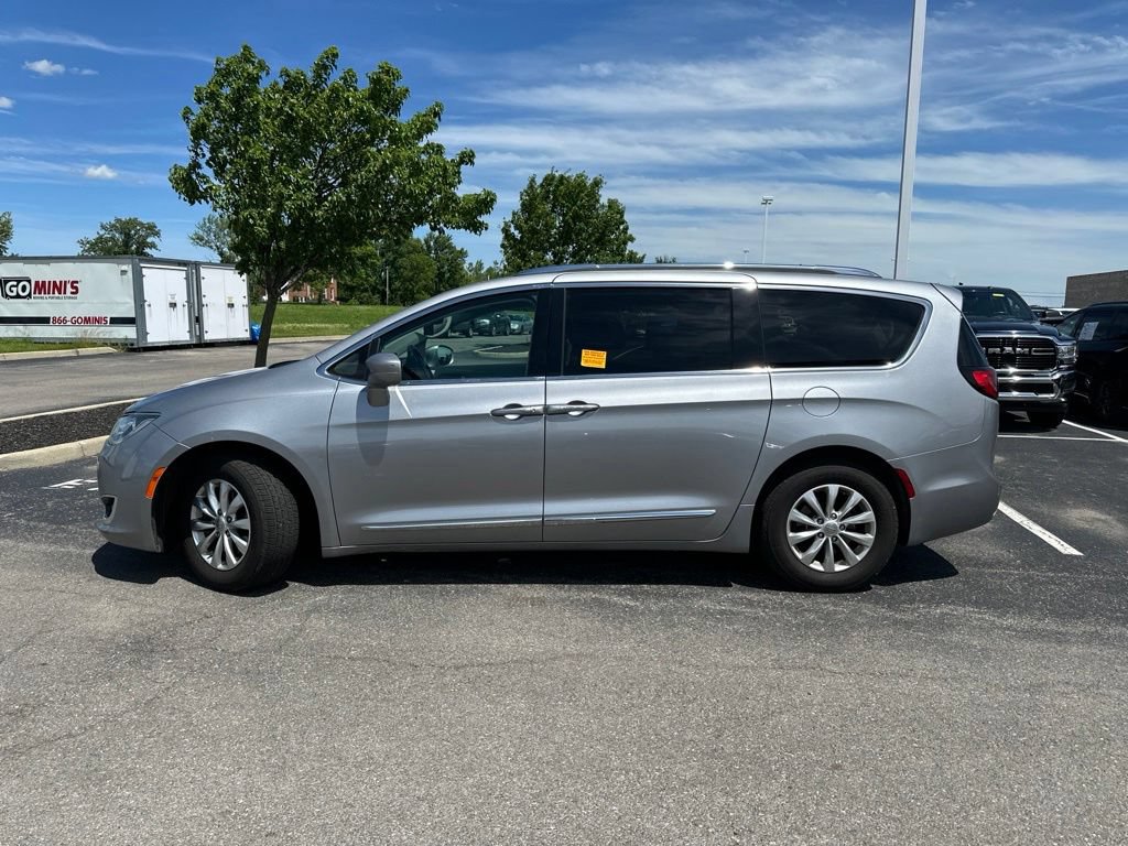 Used 2018 Chrysler Pacifica Touring-L FWD image 5