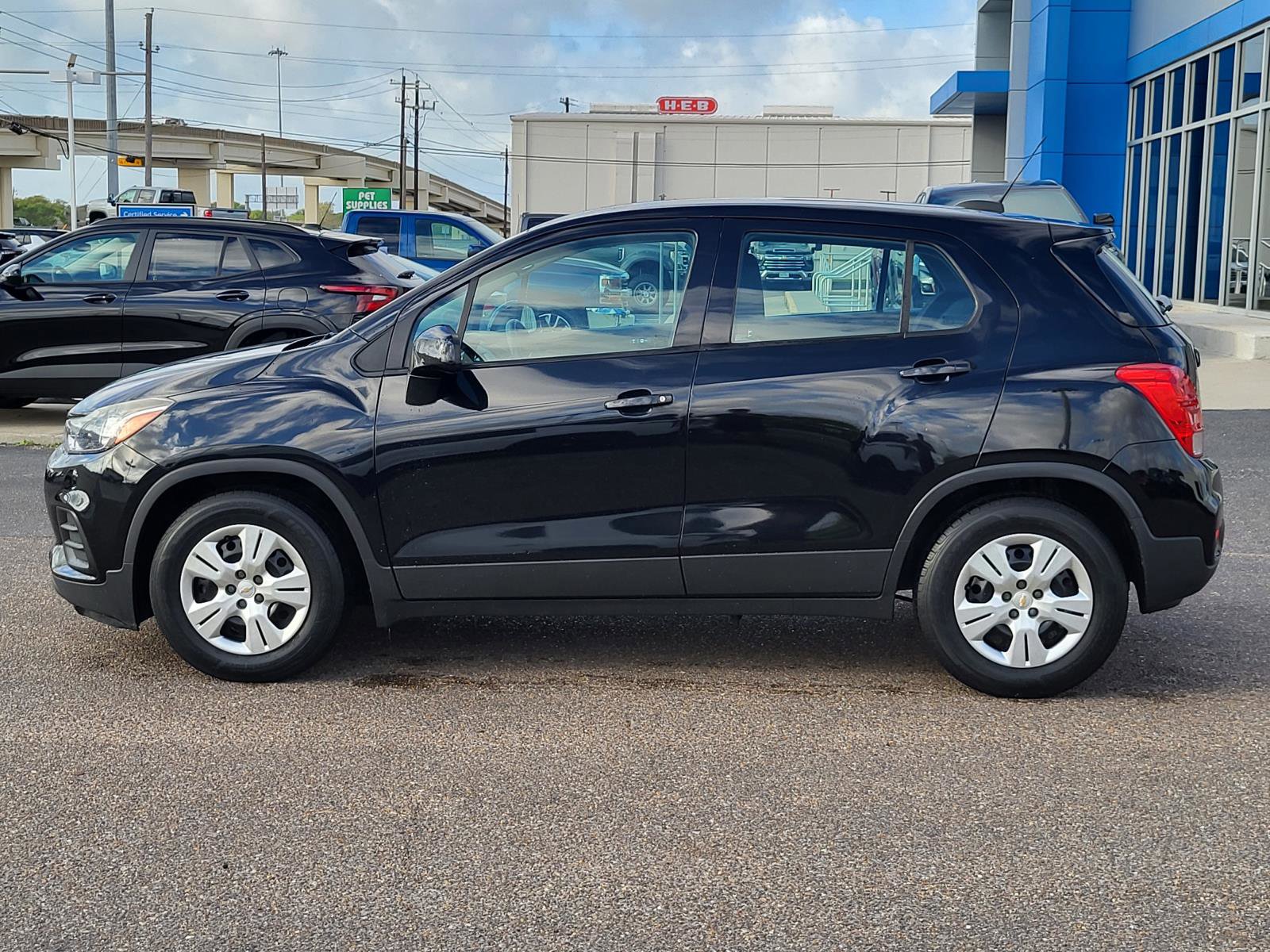 Used 2018 Chevrolet Trax LS w/ LPO, Cargo Package FWD image 2